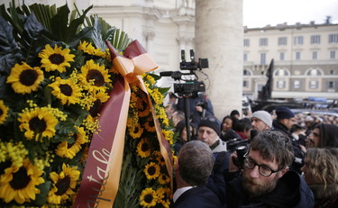 Vip e fan in lacrime: chi c'era al funerale di #MaurizioCostanzo #27febbraio  iltempo.it/spettacoli-tv/…