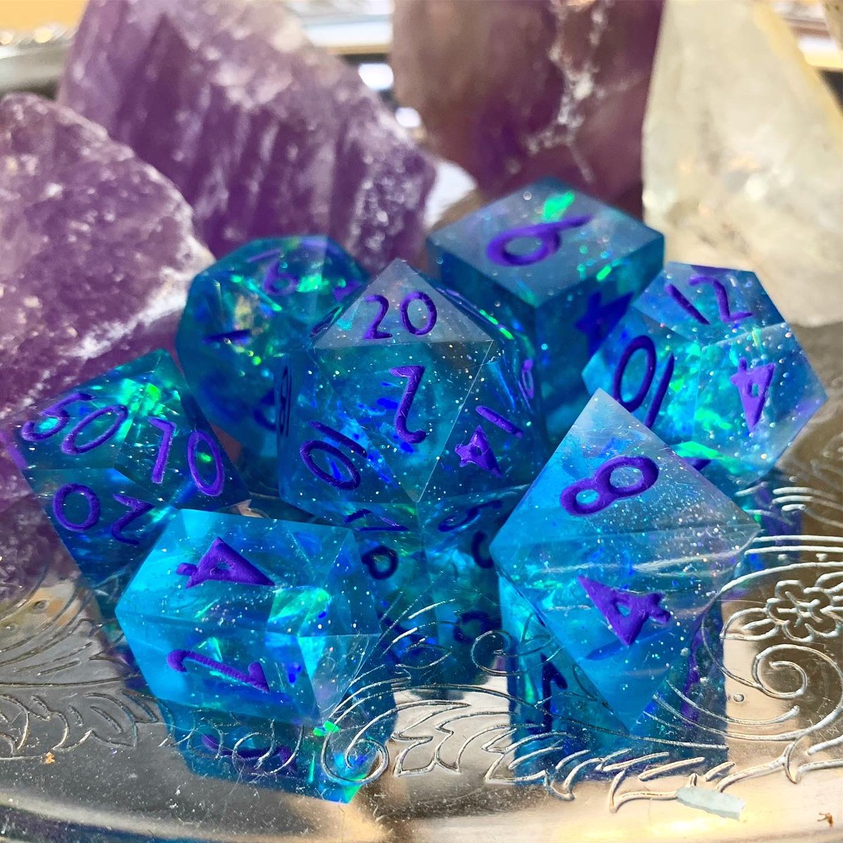 ✨DICE AUCTION✨ to support my brother's top surgery 🏳️‍⚧️

See 🧵 for details!
#dice #diceauction #Auction #dnd #ttrpg #resinart #resindice #transpride