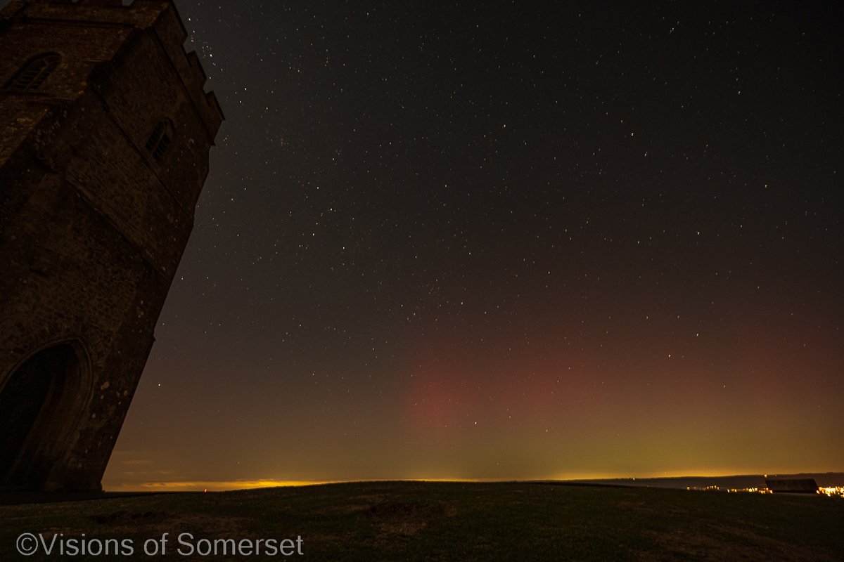 Glastomichelle's tweet photo. I couldn't resist having a quick look at my images from tonight on Glastonbury Tor. The fabulous @xRMMike gave me a quick lesson on night photography and what a night we chose. Thank you so much Mike. The Tor meets the #NorthernLights https://t.co/mU7ngG7l0R