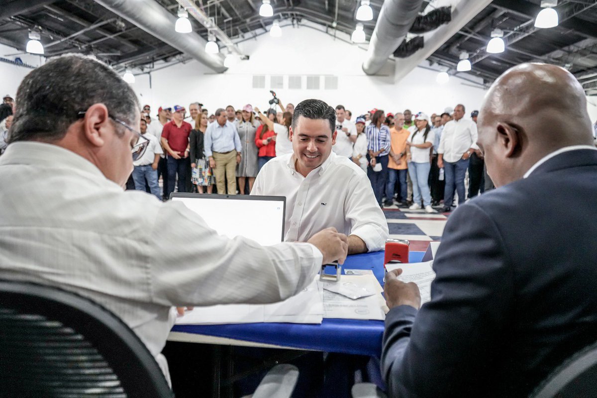 PRDesPanama's tweet photo. La Comisión Nacional de Elecciones informa a la membresía que ha recibido a satisfacción la postulación a la Presidencia de la República en las Primarias del PRD del compañero José Gabriel Carrizo Jaén https://t.co/ghNNPEgJOY