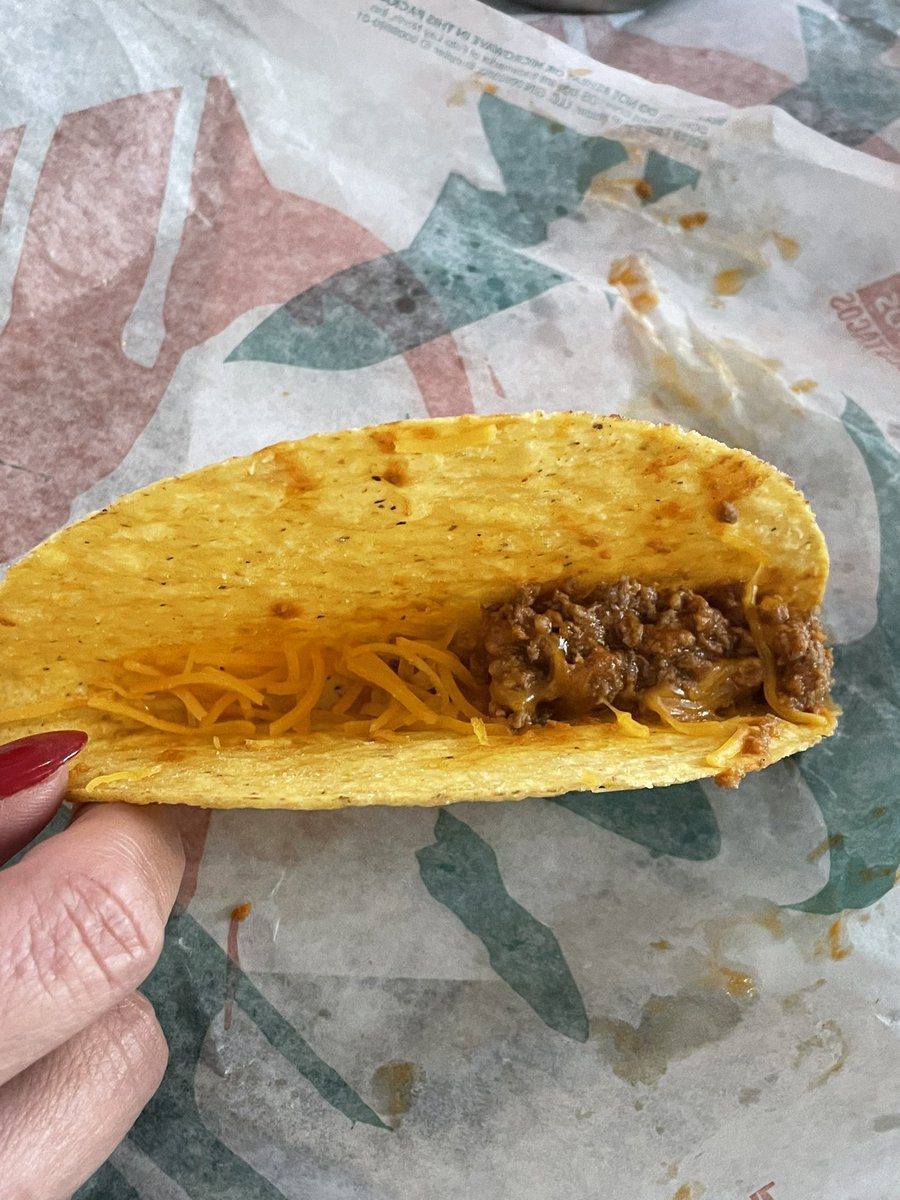 magi4243's tweet photo. Really @tacobell? this is now how you are training employees to make a taco? #where’sthebeef?!?!? https://t.co/prcSE6JMPE