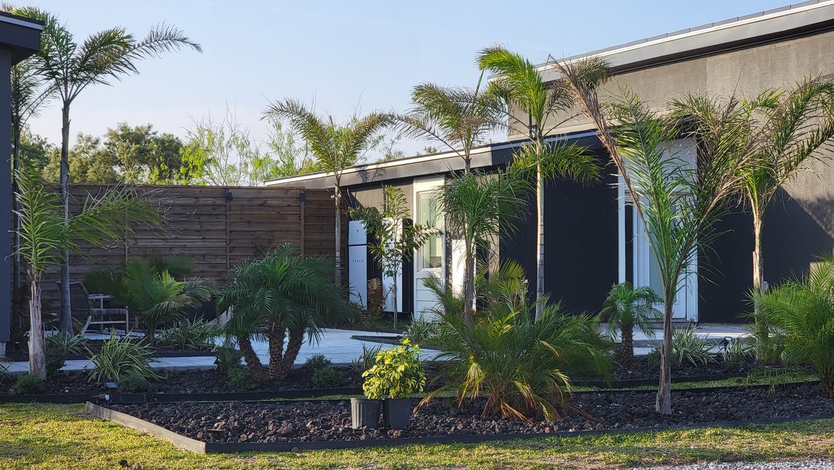 jessica_kirsh's tweet image. Here's a beautiful @Tesla Powerwall and #TeslaSolar roof installation on one of the City of #Starbase homes.