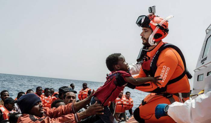 Misurelli77's tweet photo. Voi che vivete sicuri
Nelle vostre tiepide case
Voi che trovate tornando a sera
Il cibo caldo e visi amici:
Questo è un bambino 
Che gioca nel fango
Che non conosce pace
Che lotta per mezzo pane
Che muore per un sì o per un no

Chi siete voi per giudicare un padre e
una madre... https://t.co/MEKreCE7if