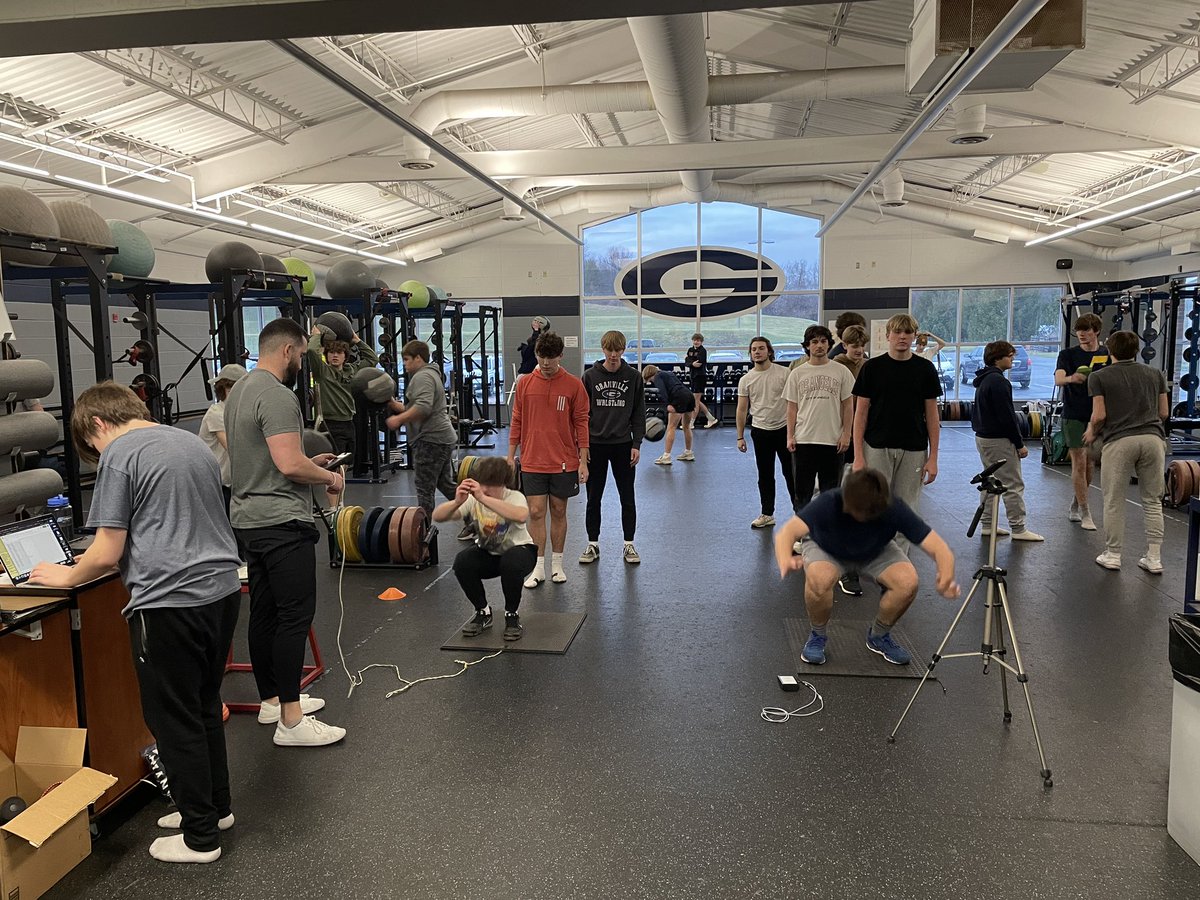 Coach staying late for an impromptu session before we hit the whiteboards! <a href="/coach_leff/">Dylan Leffingwell</a> is all in every season! 

<a href="/GV_Blue_Aces/">Granville Athletics</a>