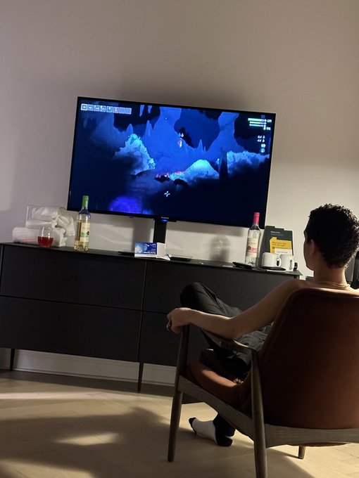 This dude just fucked the life outta me and immediately started watching oneyplays https://t.co/AAnk