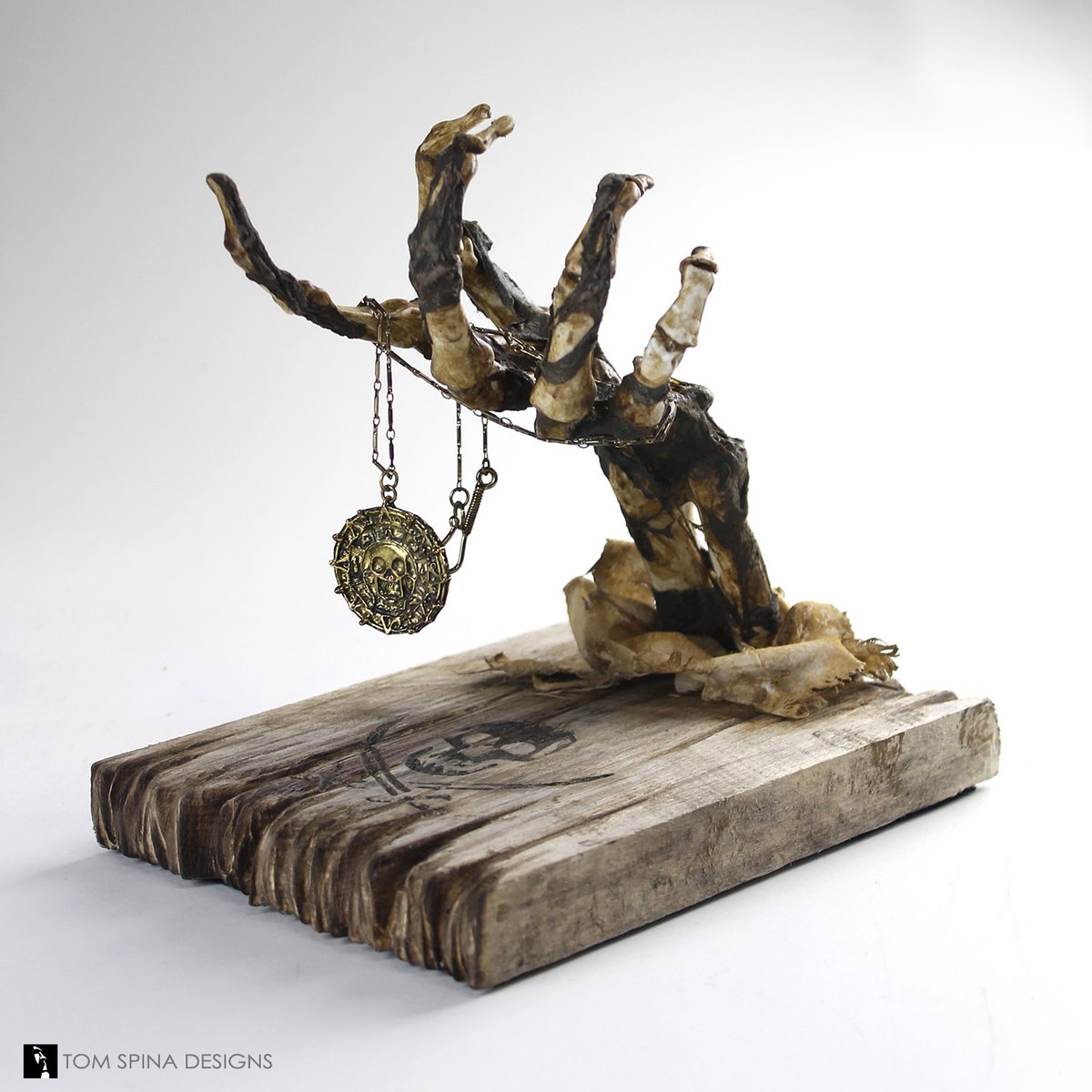 TomSpinaDesigns's tweet image. The moonlight shows us what we really are...a custom display for a client's original cursed Aztec coin necklace from 2003's Pirates of the Caribbean: The Curse of the Black Pearl. ☠️ bit.ly/3n5DRzl
#TomSpinaDesigns #POTC #piratesofthecaribbean #Disney #movieprops