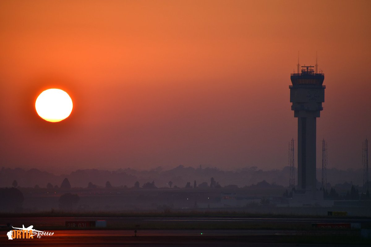 Groeniedraak's tweet photo. @VisualsbySauter Sunrise OR Tambo International Airport, South Africa 🇿🇦 https://t.co/xJbrJzYaxJ