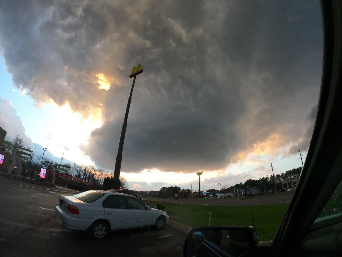 Jmerritt473's tweet photo. Amazing supercell structure over Adairsville, GA this evening. @NWSAtlanta @ReedTimmerAccu @ryanhallyall @wsbtvstorm @GlennBurnsWSB #strorm #tornado #supercell #spring https://t.co/NjQmds6vBF