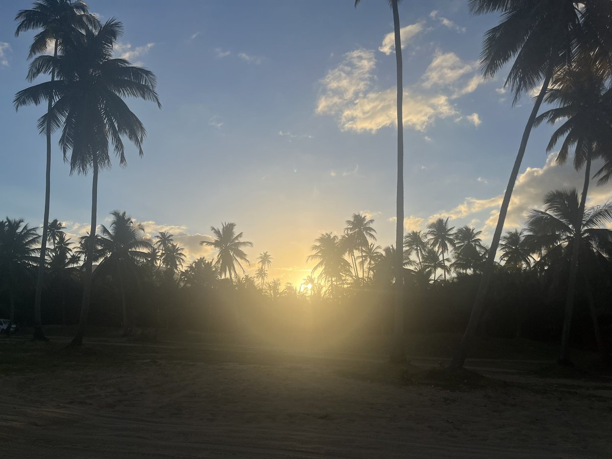 AWA_013's tweet photo. #lasdehoy #4millas #atardeceres 🌅💛☀️ https://t.co/NdlHwvqkgZ