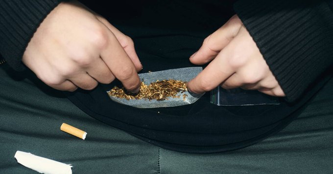 collectifPCP's tweet photo. C'est fou cette frénésie d'articles et tribunes qui pullulent depuis l’avis favorable du @lecese à la #légalisation du #cannabis. Là, on a affaire à la version soft du prohibitionnisme.
Viendrait-il à l’idée d'un média de titrer "L’#alcool n’est pas un somnifère"? https://t.co/0mtetHqpbO