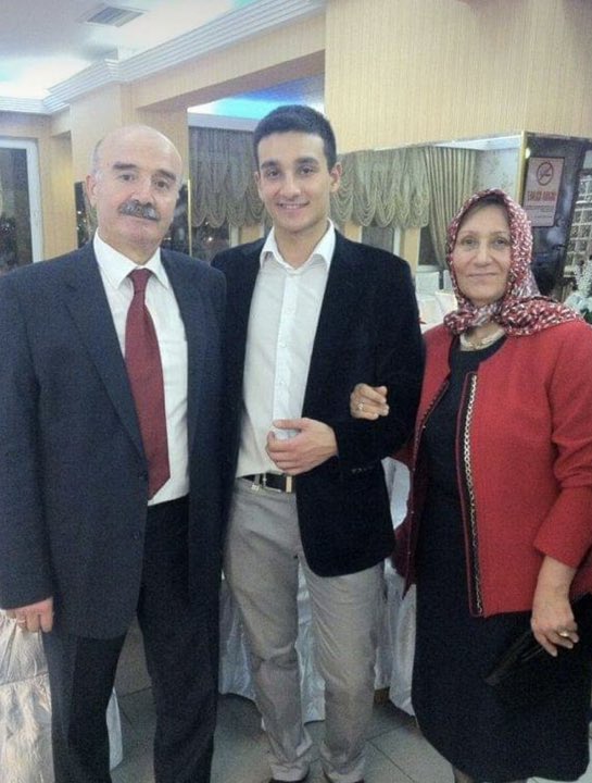 #ASKERIÖĞRENCİ Murat Can Güney ve arkadaşlarına 2.nci kez
#müebbet verildi.
Murat 2 yıl önce trafik kazasında Hem Annesini hem babasini kaybetti.Gencligini de 7 yıldır cezaevinde kaybetti.22 yaşındaydı cezaevine kondugunda şimdi 29 yaşında.En güzel yıllarını çaldınız çocukların.