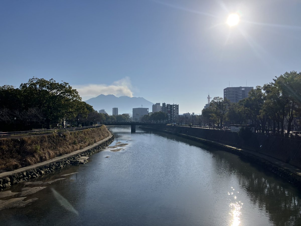 NSDKago's tweet photo. おはようございます☀
桜島がよく見えます。本日は晴れてます☀️
本日もよろしくお願いします
#企業公式が地元の天気を言い合う 
#鹿児島 https://t.co/MoOynSCcAh