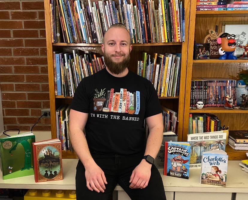 MrU_2ndGrade's tweet photo. Kicking off Read Across America week with some of my favorite banned books! #ReadAcrossAmerica2023 #bannedbooks #imwiththebanned https://t.co/mOCBAJTWCJ