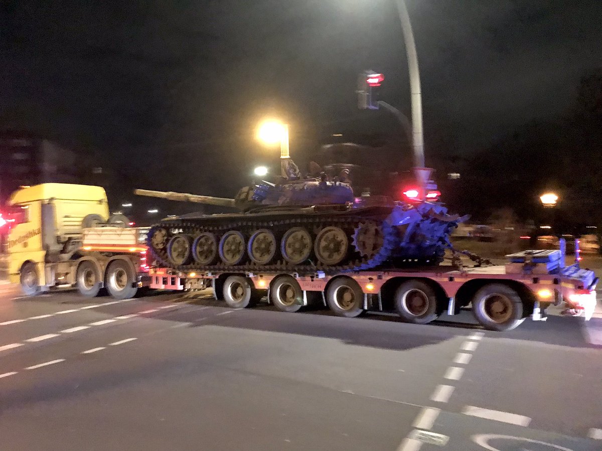 Gestern um 22:38 Uhr rollte dieser T-72  an der Kreuzung Großbeerenstraße Ecke Yorckstraße an mir vorbei. Ging alles ganz schnell, war aber trotzdem beeindruckend. #Berlin #Kiev #Ukraine #Panzer