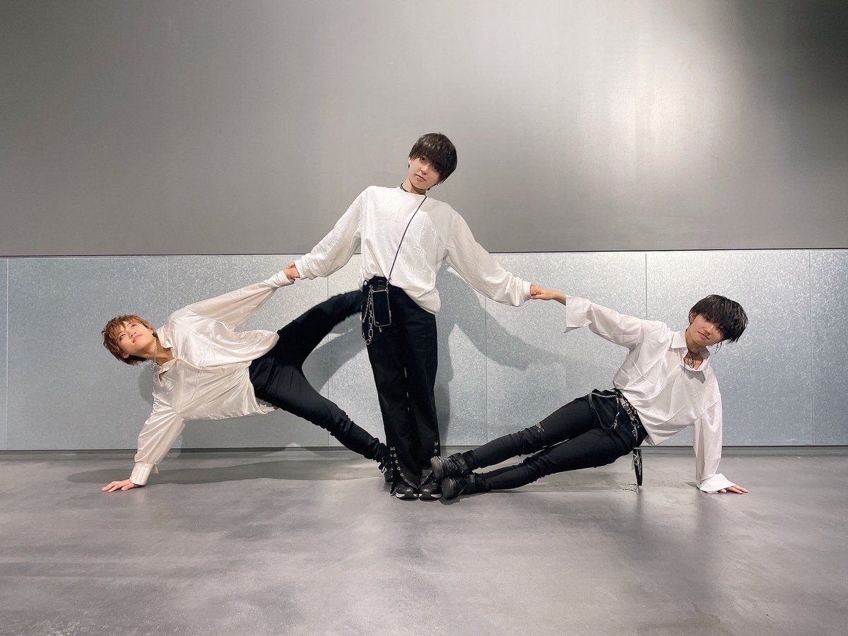 db_kenkyusei's tweet image. おはようとむだよ🌖

吟華に誘われて組体操をしたよ
扇と言うそうです
#組体操 #扇 
#dreamBoat研究生