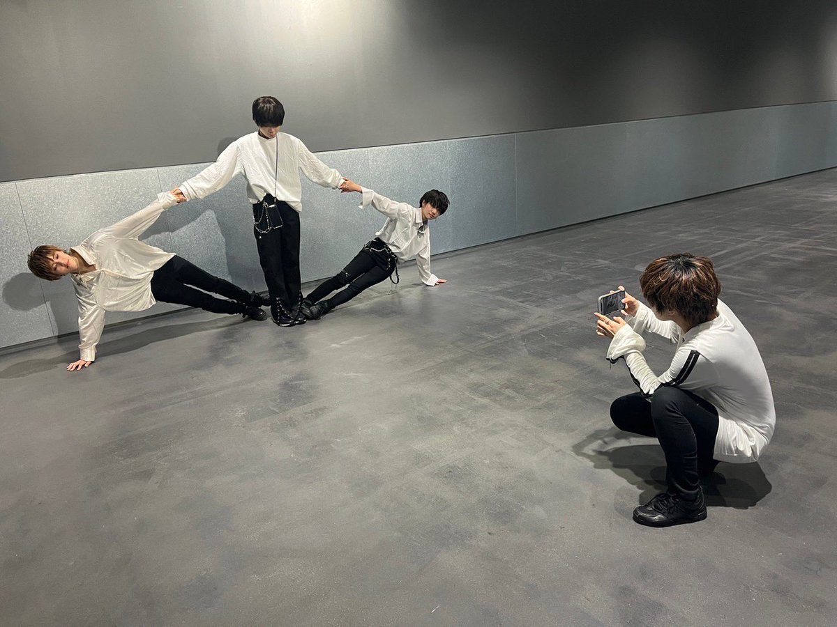 db_kenkyusei's tweet image. おはようとむだよ🌖

吟華に誘われて組体操をしたよ
扇と言うそうです
#組体操 #扇 
#dreamBoat研究生