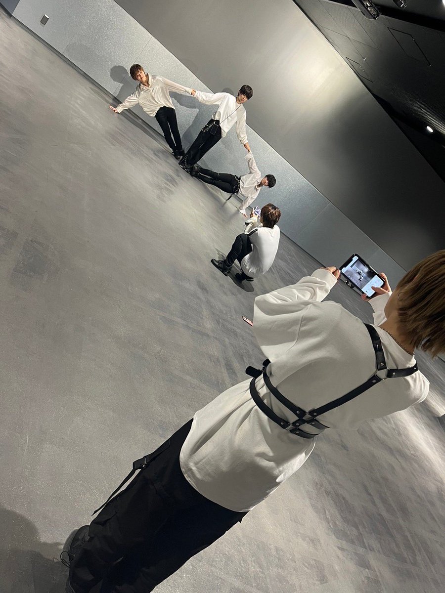 db_kenkyusei's tweet image. おはようとむだよ🌖

吟華に誘われて組体操をしたよ
扇と言うそうです
#組体操 #扇 
#dreamBoat研究生