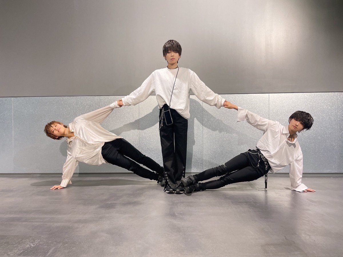 db_kenkyusei's tweet image. おはようとむだよ🌖

吟華に誘われて組体操をしたよ
扇と言うそうです
#組体操 #扇 
#dreamBoat研究生