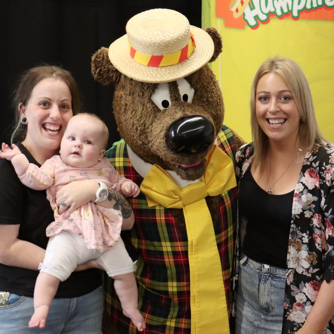 humphreybbeartv's tweet photo. 1/2:
Humphrey loved dancing with everyone at the @townofgawler Fringe! 🎪🎉🩰

He loves performing, but his favourite part is always meeting his friends after the show for a photo! 📸❤️✨ https://t.co/3P2tWyYVtx