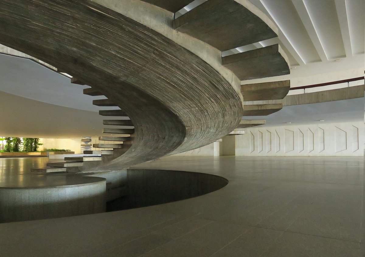 industrielegie's tweet photo. I know what you're all thinking, but no. contrary to popular belief, the Itamaraty staircase was NOT designed by Niemeyer. he designed the Itamaraty Palace, but the staircase itself was actually designed by Brazilian architect Milton Ramos. https://t.co/YQEtSrndN2