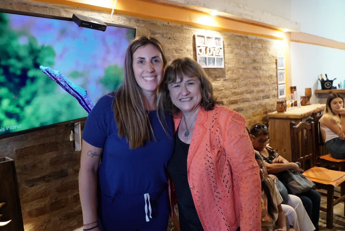 LoreAbdala's tweet photo. Gracias @AnaPechenOk por visitar📍Plottier, y compartir una tarde de charla para que las propuestas de la #Lista151 llegue a cada familia neuquina 💪🏽💙. 

#MásEquipoParaNeuquén 
#AnaParaNeuquén #MPN https://t.co/ynEzlZzrfQ