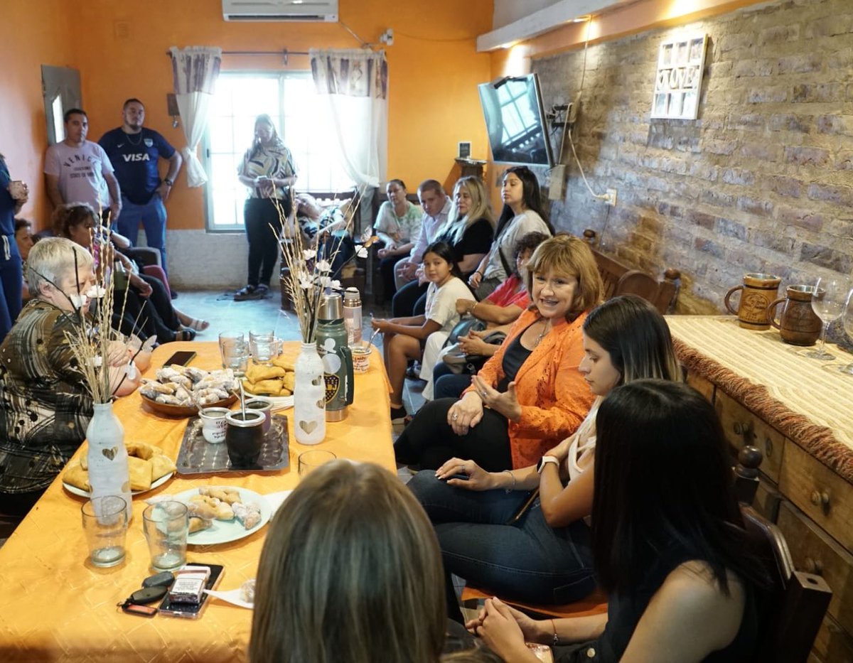 LoreAbdala's tweet photo. Gracias @AnaPechenOk por visitar📍Plottier, y compartir una tarde de charla para que las propuestas de la #Lista151 llegue a cada familia neuquina 💪🏽💙. 

#MásEquipoParaNeuquén 
#AnaParaNeuquén #MPN https://t.co/ynEzlZzrfQ