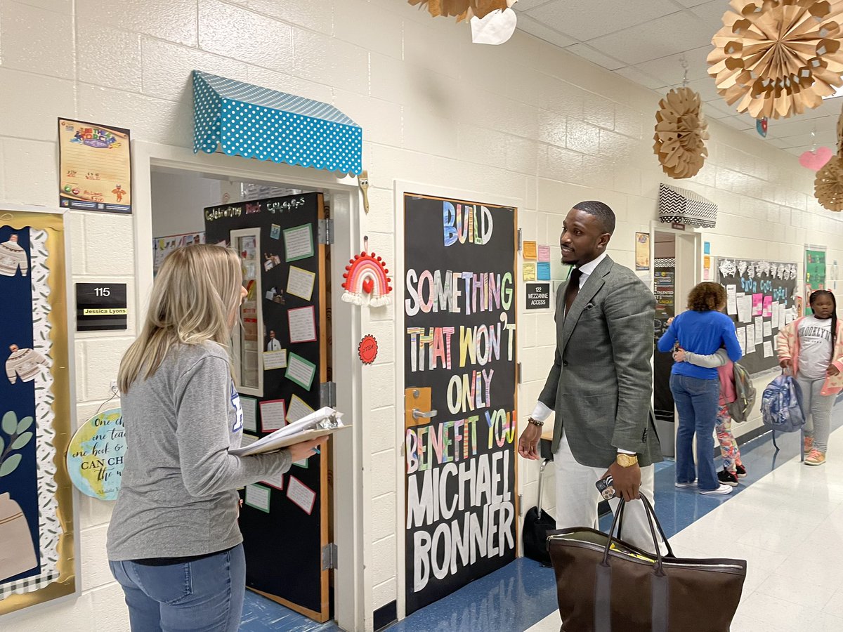 Mrs. Lyons’ class had a very special visitor today. Her class studied @MichaelBonner_ for #BHM2023. Thank you for visiting! #MustangsRock #CommunityBuilders   #YouBelongInHenry #HCSStrategicPlan @iammrsbolds @AntonioMattox2  @drattenyascott @medianikkiadams @HenryCountyBOE