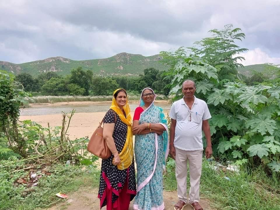 nakultarun's tweet photo. मेरा जन्म इसी नदी के किनारे बिहार में हुआ । हमने इसी नदी में चलना सीखा । दौड़ना सीखा । तैरना सीखा । बाढ़ एक त्योहार जैसा होता था। मछलियों को पकड़ा जाता था । खेत में पानी आता था । पीने का पानी आता था । नदी न कह कर जीवन कह सकते हैं । #SaveRiver #WRDPhotocontest @wRD_Bihar #water https://t.co/CfOLyNSehU