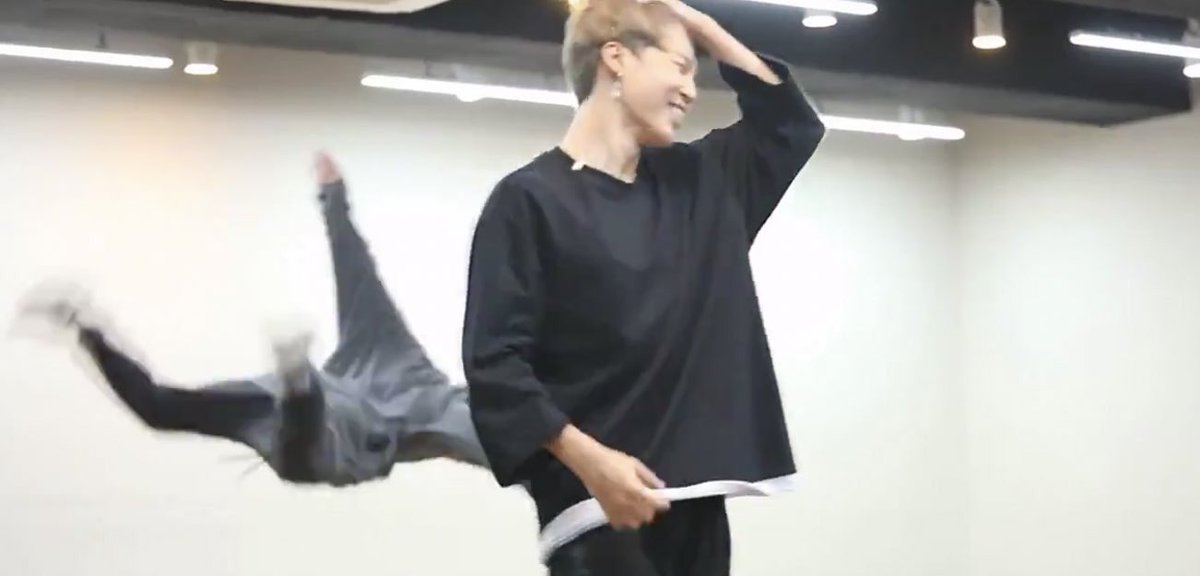 koogifs's tweet photo. jungkook flying (real!) https://t.co/x33U4WsSdf