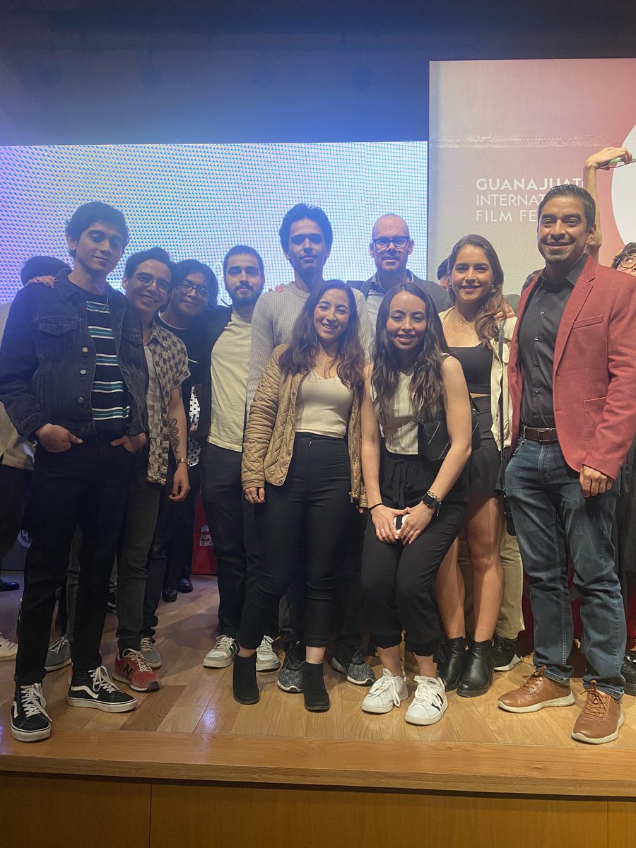 Les queremos compartir que nos sentimos súper agradecidos y contentos de poder lograr este sueño, crear cine, hablar de historias relevantes por medio del arte y ejercer una de nuestras pasiones de manera profesional. Gracias <a href="/giffmx/">Guanajuato Film Fest</a> por todo el apoyo. #MasCinePorFavor