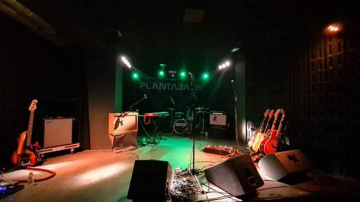 fragiles_pereza's tweet photo. Granada, Sevilla, SOIS LA HOSTIA❗
@salaplantabaja y @FunClubSevilla , dos llenazos, públicos cojonudos.
#granada #sevilla #pereza #rubenpozo #leiva #leiband #tributopereza #tributoapereza #fragiles #fragilestributoapereza #bandatributo #conciertosgranada #conciertossevilla https://t.co/OF1D94bXT8