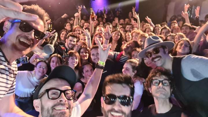 fragiles_pereza's tweet photo. Granada, Sevilla, SOIS LA HOSTIA❗
@salaplantabaja y @FunClubSevilla , dos llenazos, públicos cojonudos.
#granada #sevilla #pereza #rubenpozo #leiva #leiband #tributopereza #tributoapereza #fragiles #fragilestributoapereza #bandatributo #conciertosgranada #conciertossevilla https://t.co/OF1D94bXT8