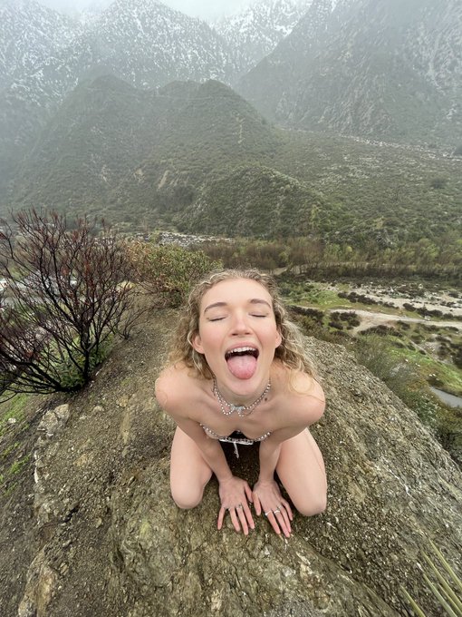 RT for me, like for the view. sub for the uncensored https://t.co/zY9tlg6Is8 https://t.co/3ZvmEWxEh6