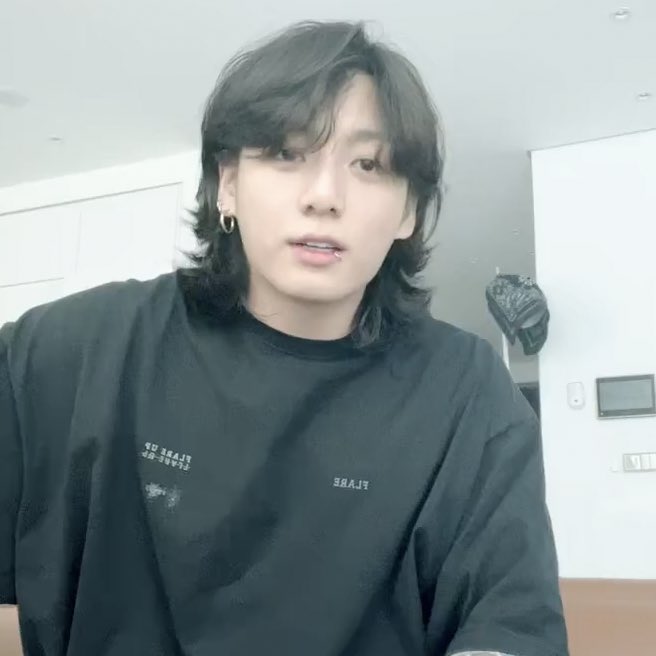 nygmahopee's tweet photo. cuando dijo que me gustan los hombres me refiero a JEON JUNGKOOK SOLO VEAN ESA SONRISA Y LO GUAPO QUE SE VE CON EL CABELLO LARGO, ESTOY ENAMORADA https://t.co/CC3xyIuMLo