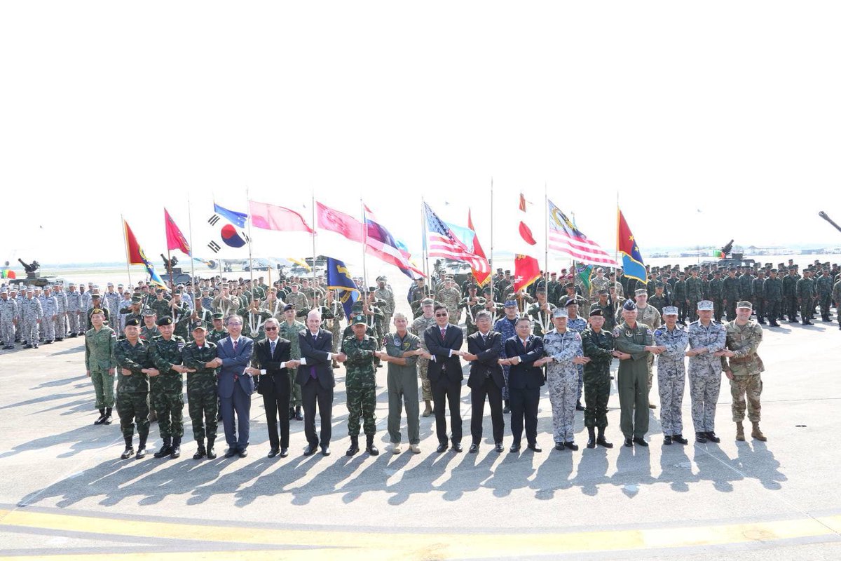 พิธีเปิดการฝึกคอบร้าโกลด์ ๒๐๒๓
COBRA GOLD 2023 OPENING CEREMONY
🇰🇷🇲🇨🇺🇸🇹🇭🇸🇬🇯🇵🇲🇾

#COBRAGOLD2023
#กองทัพไทย
#กรมข่าวทหารบก