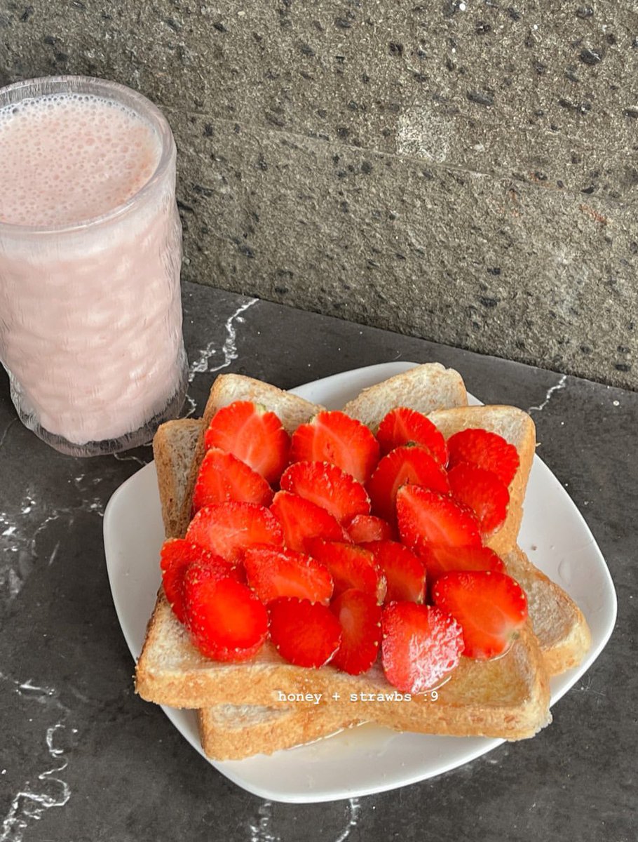 swextdemon's tweet photo. skrg berusaha rajin minum smoothies tiap pagi &amp; udh jalan sebulanan ini, beneran game changer buat ku krn bikin pencernaan lancar trs somehow bikin tetep kenyang sampe siang~~

tinggal campurin sayur &amp; buah + oatmilk! aku menghindary dairy product utk pagi hari hihi #syeeats https://t.co/QK3NNHBFKg