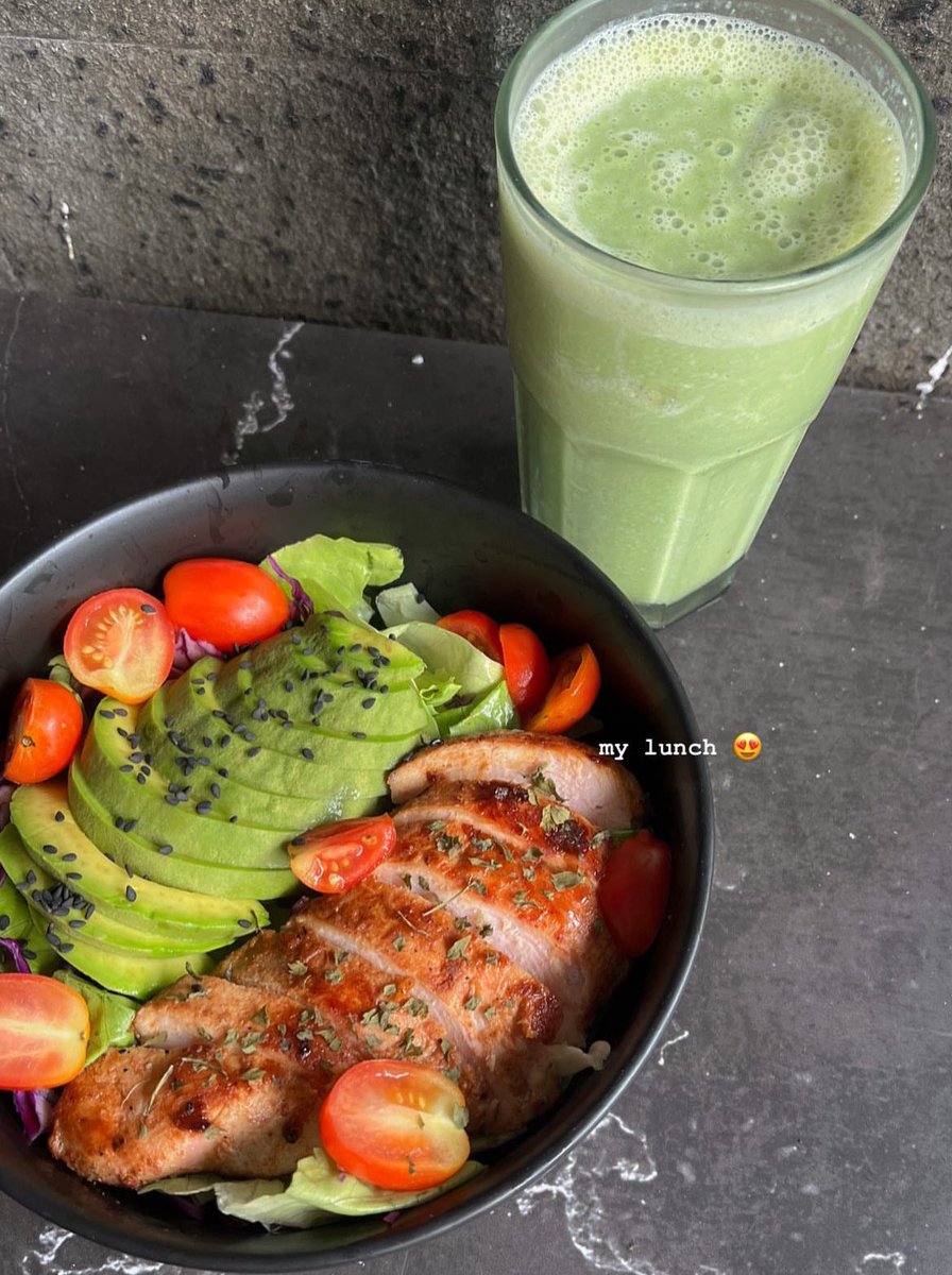 swextdemon's tweet photo. skrg berusaha rajin minum smoothies tiap pagi &amp; udh jalan sebulanan ini, beneran game changer buat ku krn bikin pencernaan lancar trs somehow bikin tetep kenyang sampe siang~~

tinggal campurin sayur &amp; buah + oatmilk! aku menghindary dairy product utk pagi hari hihi #syeeats https://t.co/QK3NNHBFKg