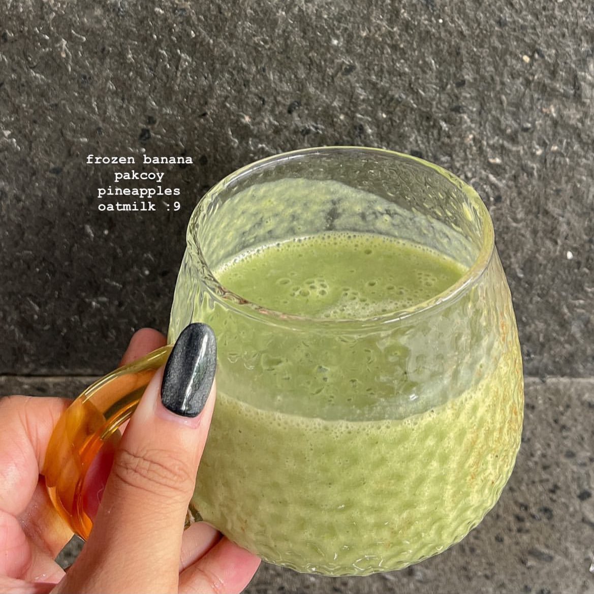 swextdemon's tweet photo. skrg berusaha rajin minum smoothies tiap pagi &amp; udh jalan sebulanan ini, beneran game changer buat ku krn bikin pencernaan lancar trs somehow bikin tetep kenyang sampe siang~~

tinggal campurin sayur &amp; buah + oatmilk! aku menghindary dairy product utk pagi hari hihi #syeeats https://t.co/QK3NNHBFKg