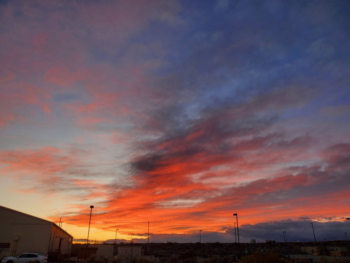 nikkikillsem's tweet photo. But I caught a picture of a beautiful sunset after days of lots of rain and snow 🌄 https://t.co/ZXJWG31Mzt