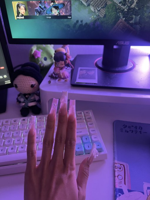yes i'm a GIRL.yes i have long nails. yes i top frag as SAGE.  🤷&zwj;♀️💅 u can do anything! https://t.co