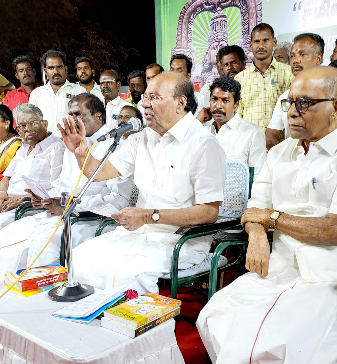 MohanSamikkannu's tweet photo. ஒரு மாதத்திற்குள் தமிழில் பெயர் பலகை வைக்காவிட்டால், கருப்பு மை பூசி அழிப்போம். வணிகர்களுக்கு மருத்துவர் அய்யா அன்புக் கட்டளை.!

#தமிழைத்தேடி
#ThamizhaiThedi https://t.co/v53dGsspFI