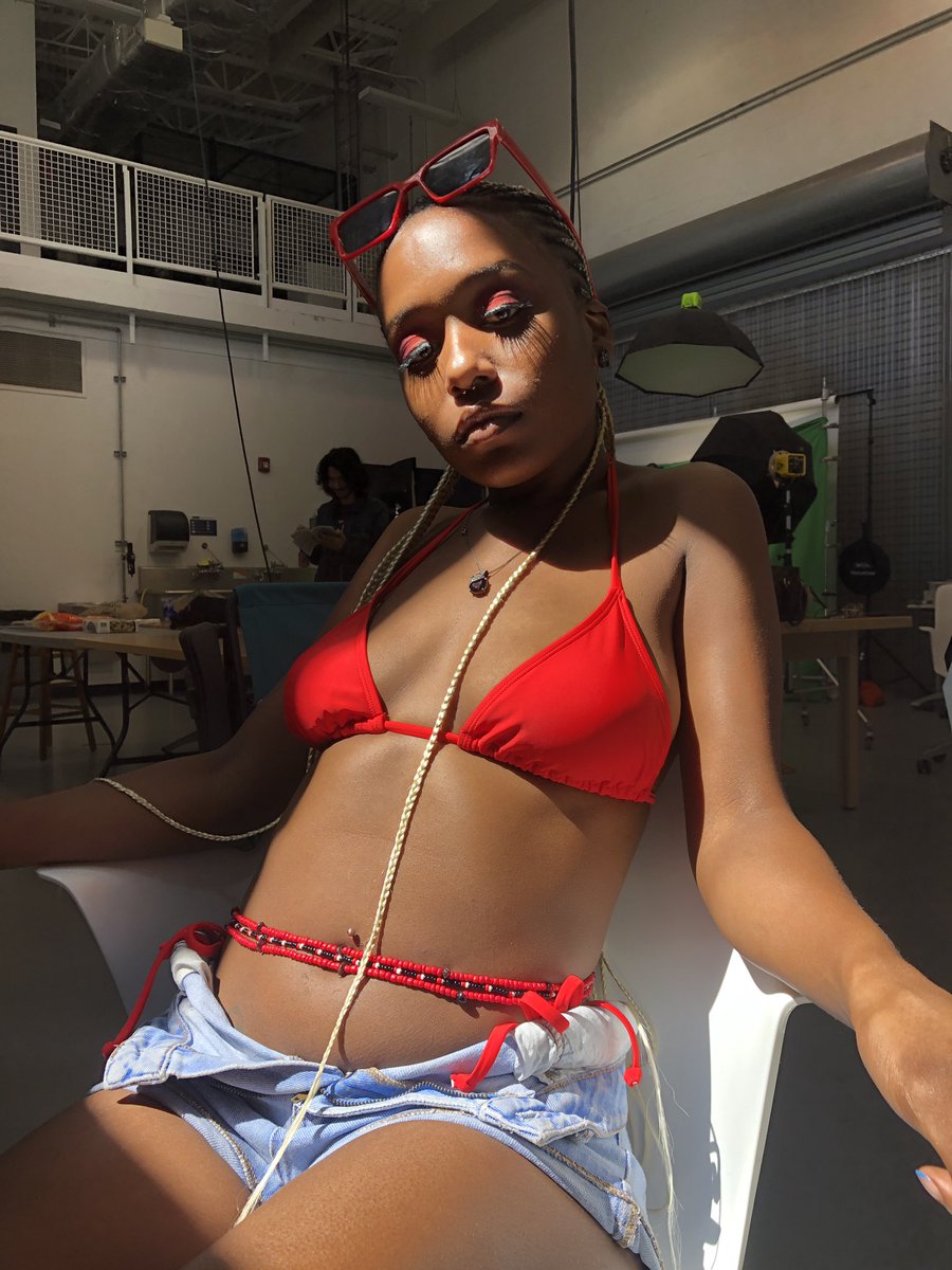 rip2mysanityy's tweet photo. Reminding twitter I’m sexy 🧍🏾‍♀️ https://t.co/q4lbX5QBhI