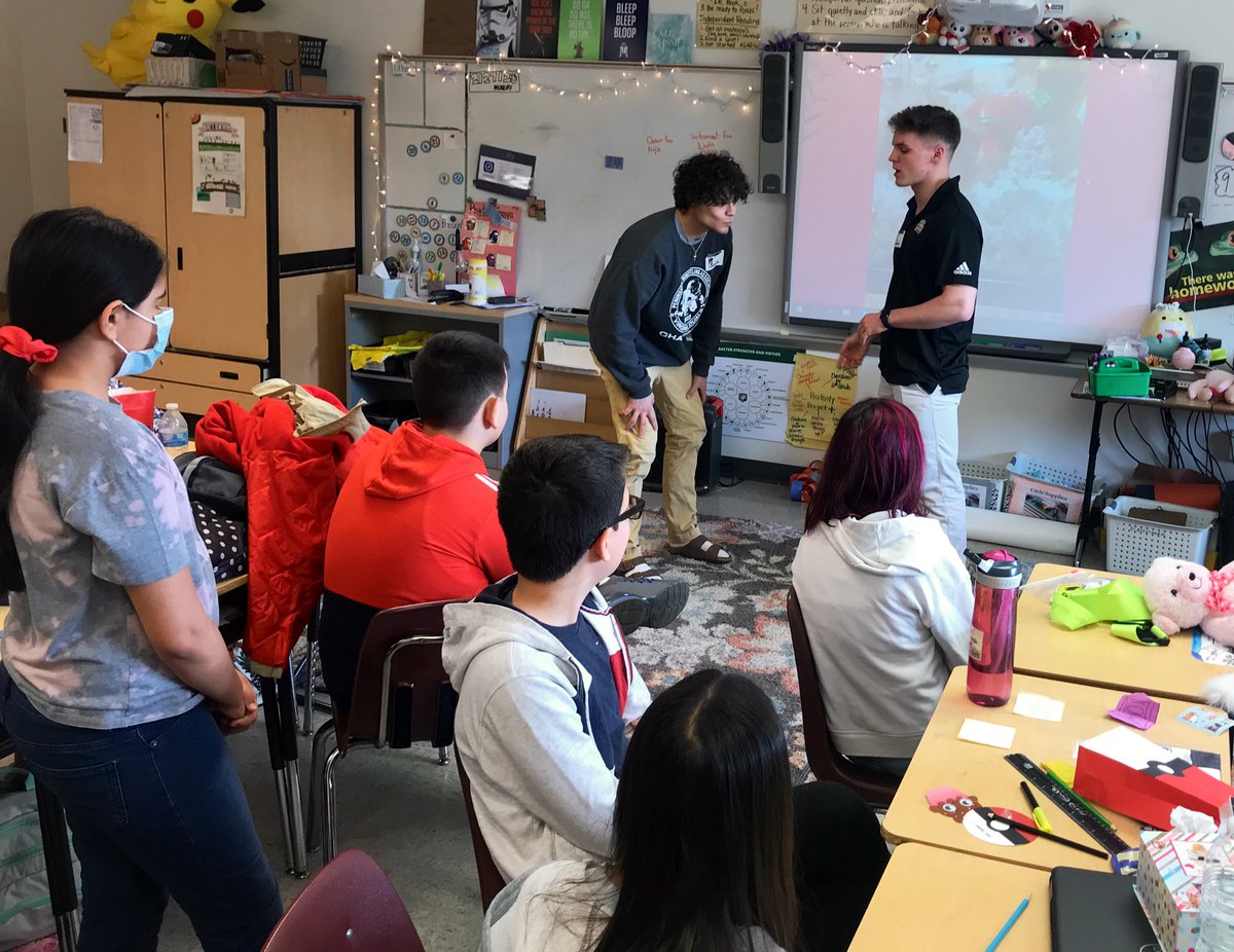 MNTNMVR_777's tweet photo. 🤼 All eyes were on @GMUWrestling’s #AlexFrowert and #NickFoster at their @EagleViewES visit today as they demonstrated a few super cool #BeUncommon wrestling moves—including floor techniques! (2/6)
#ICAAdoptASchool https://t.co/LVO5Uloxeq