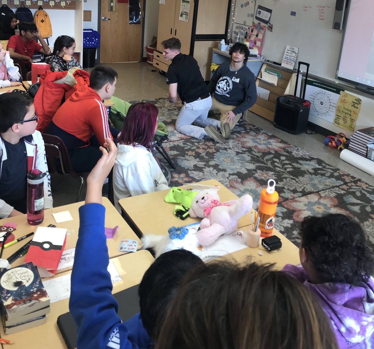 MNTNMVR_777's tweet photo. 🤼 All eyes were on @GMUWrestling’s #AlexFrowert and #NickFoster at their @EagleViewES visit today as they demonstrated a few super cool #BeUncommon wrestling moves—including floor techniques! (2/6)
#ICAAdoptASchool https://t.co/LVO5Uloxeq