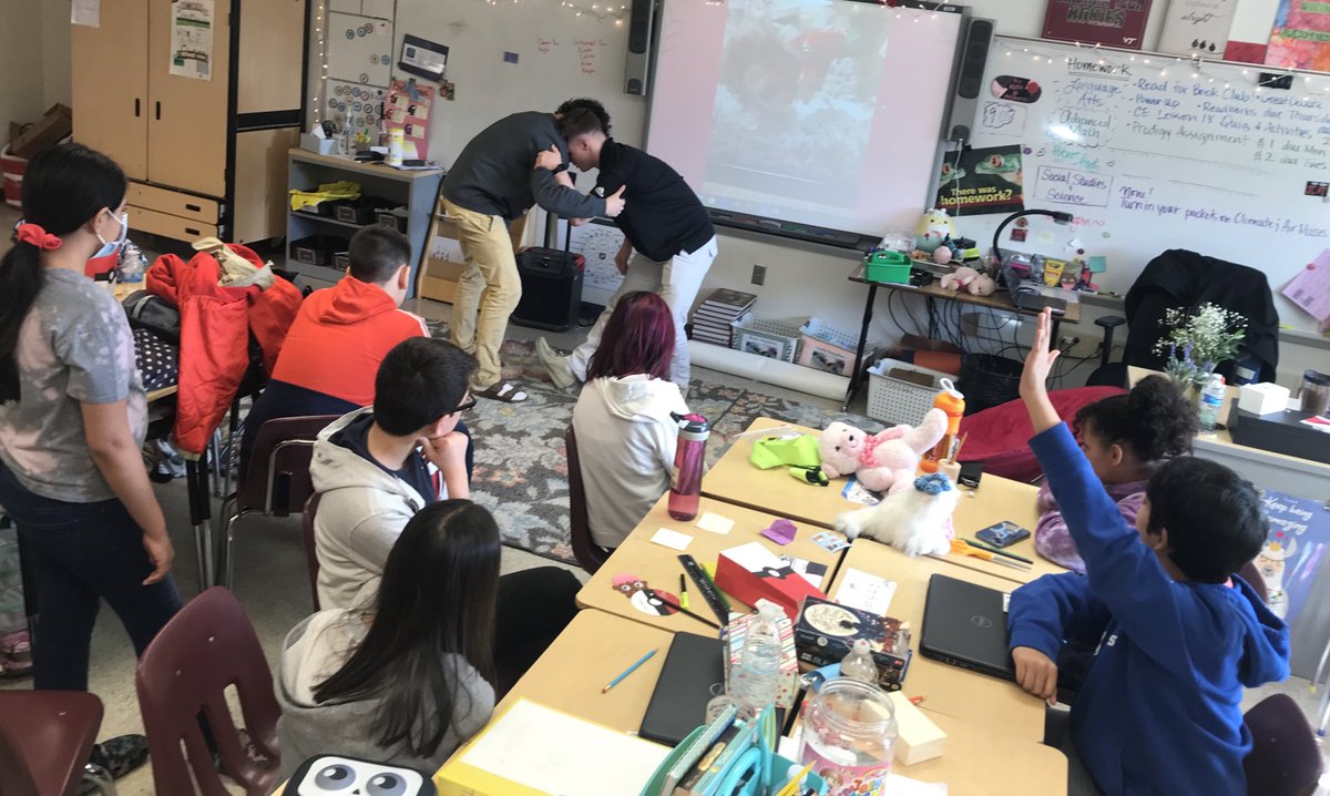 MNTNMVR_777's tweet photo. 🤼 All eyes were on @GMUWrestling’s #AlexFrowert and #NickFoster at their @EagleViewES visit today as they demonstrated a few super cool #BeUncommon wrestling moves—including floor techniques! (2/6)
#ICAAdoptASchool https://t.co/LVO5Uloxeq