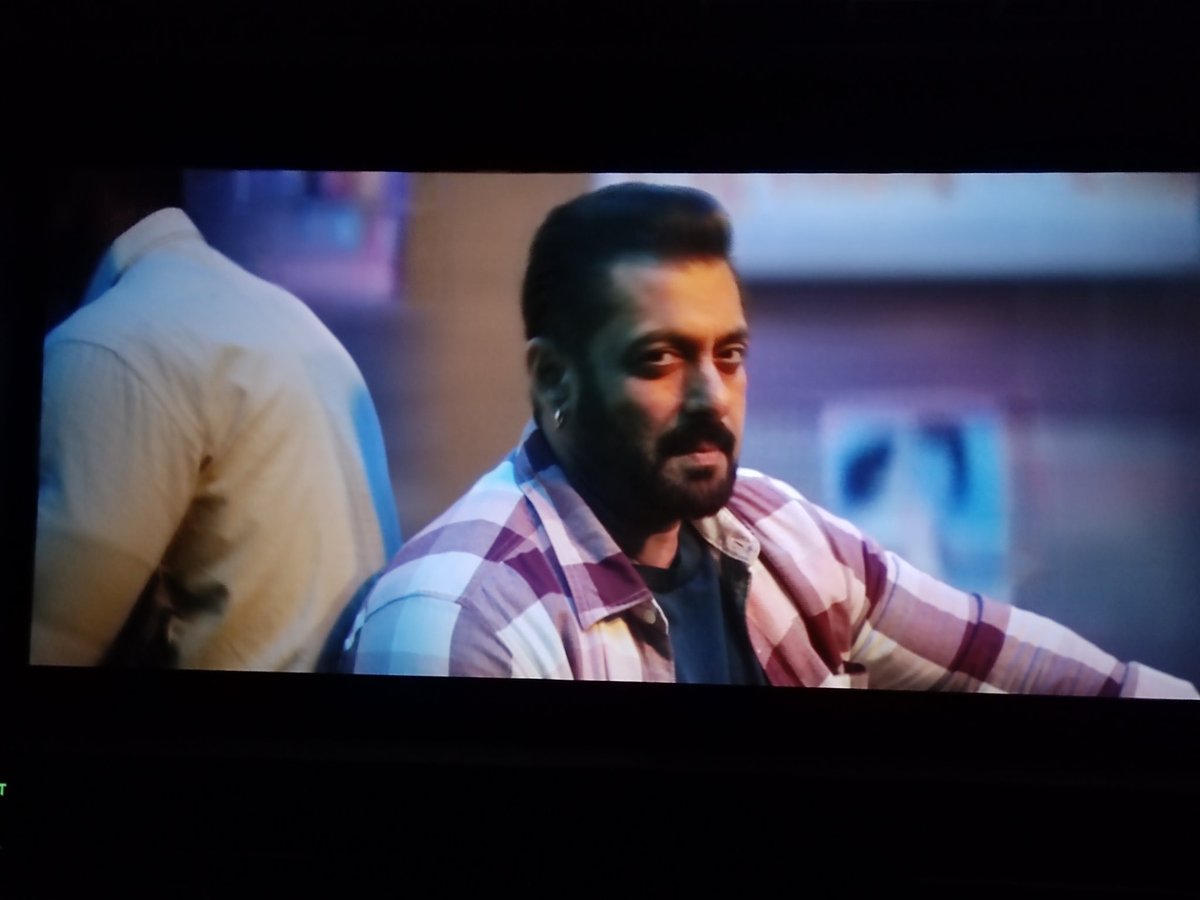 BeingSanket1992's tweet photo. #JiyaShankar was such a fresh Breeze and @AjayAtulOnline can you please release Sukh Kalale (Male Version) which was played towards the climax. It sounded really sweet and would love to add it to my playlist 😍
@BeingSalmanKhan Bhau just nailed it with his #VedLavlay cameo 🤗❤️ https://t.co/X3z6QtMtCL