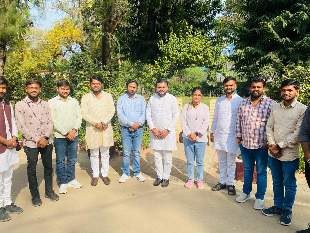 abvphamirpur_'s tweet photo. अखिल भारतीय विद्यार्थी परिषद उरई विभाग की विभाग समिति की बैठक हमीरपुर जिले के राठ नगर में संपन्न हुई , बैठक में अंशुल विद्यार्थी जी प्रांत संगठन मंत्री एवं आकाश कुशवाहा जी विभाग संगठन मंत्री की विशेष उपस्थिति रही
@AnshulVidyarthi @abvpforkanpur 
@iakashkush @NirbhayPratap_ 
#Abvp https://t.co/ZYke2odgTJ