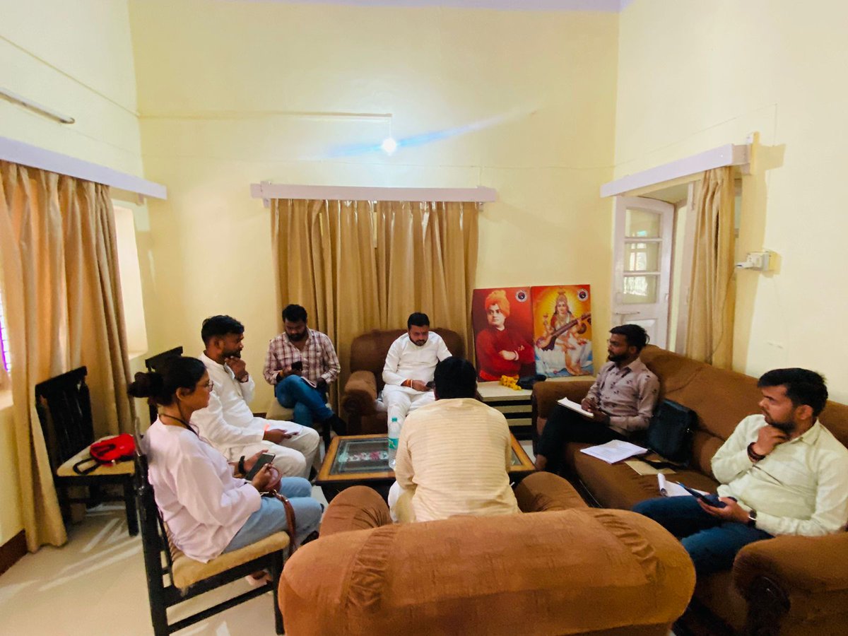 abvphamirpur_'s tweet photo. अखिल भारतीय विद्यार्थी परिषद उरई विभाग की विभाग समिति की बैठक हमीरपुर जिले के राठ नगर में संपन्न हुई , बैठक में अंशुल विद्यार्थी जी प्रांत संगठन मंत्री एवं आकाश कुशवाहा जी विभाग संगठन मंत्री की विशेष उपस्थिति रही
@AnshulVidyarthi @abvpforkanpur 
@iakashkush @NirbhayPratap_ 
#Abvp https://t.co/ZYke2odgTJ