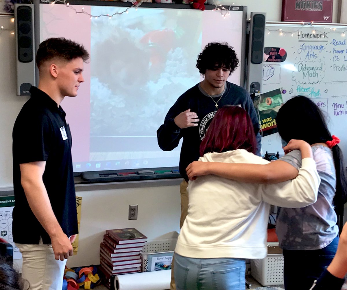 MNTNMVR_777's tweet photo. 🤼 @GMUWrestling athletes #NickFoster and #AlexFrowert taught a wrestling move to female @EagleViewES students. They were all smiles after the intriguing learning experience! (4/6)
#BeUncommon
#ICAAdoptASchool https://t.co/FLSYK1vOpR