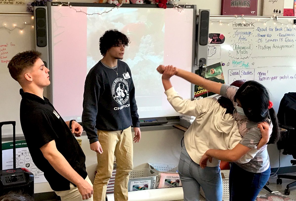 MNTNMVR_777's tweet photo. 🤼 @GMUWrestling athletes #NickFoster and #AlexFrowert taught a wrestling move to female @EagleViewES students. They were all smiles after the intriguing learning experience! (4/6)
#BeUncommon
#ICAAdoptASchool https://t.co/FLSYK1vOpR